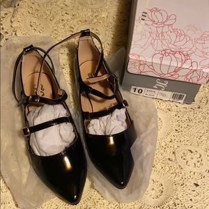 Women’s black shiny flats